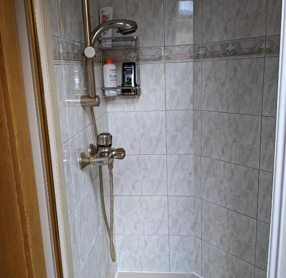 غرفة قياسية مزوَّدة بشُرفة, Montahaus