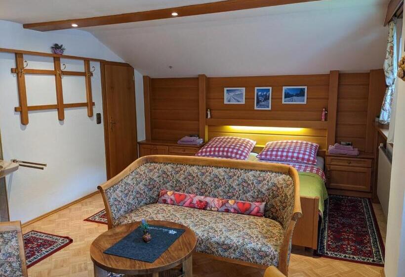 غرفة قياسية مزوَّدة بشُرفة, Montahaus