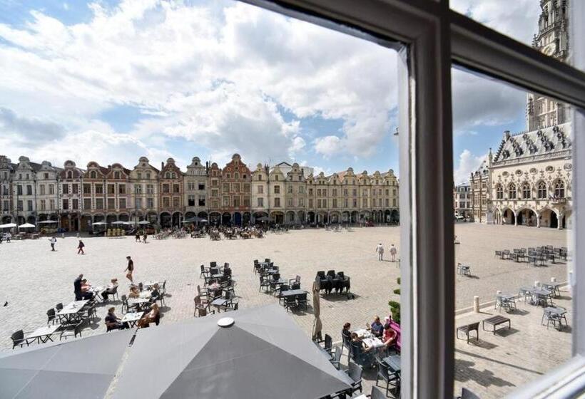 غرفة قياسية, La Cour Des Grands