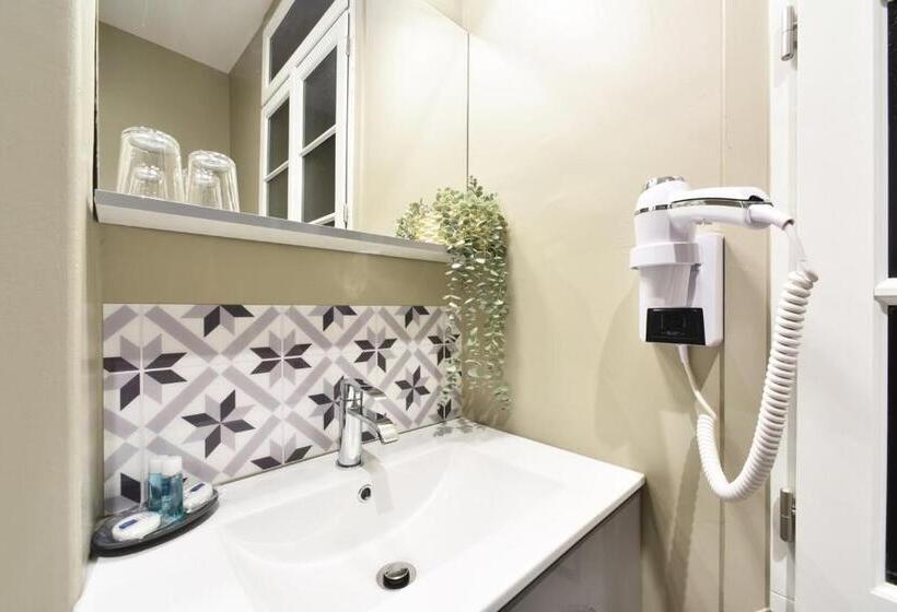 غرفة قياسية, La Cour Des Grands