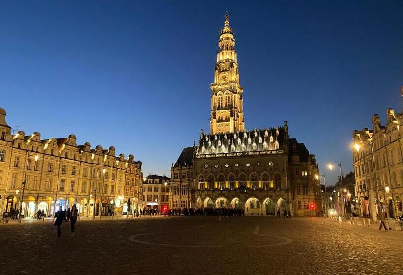 غرفة قياسية, La Cour Des Grands