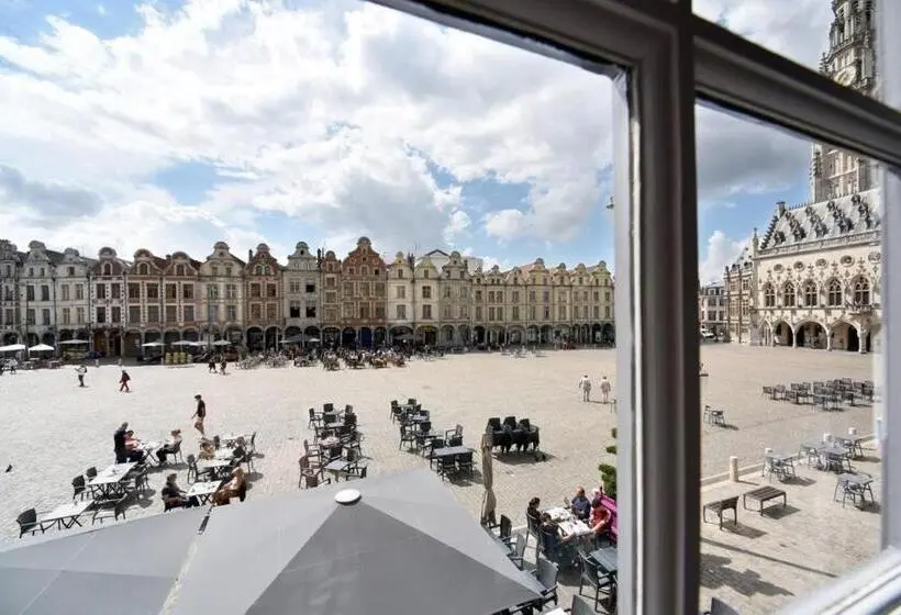 سوئیت جونیور با تراس, La Cour Des Grands