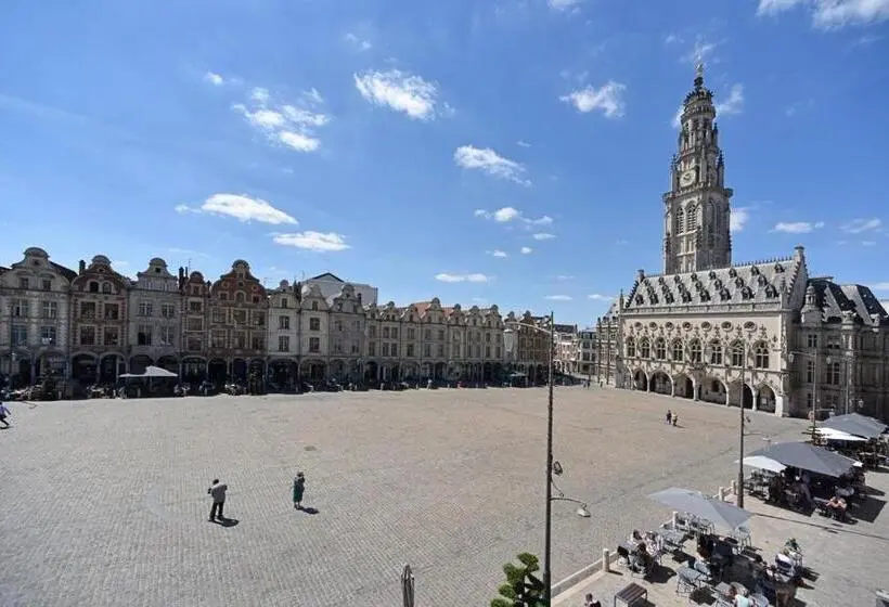 سوئیت جونیور با تراس, La Cour Des Grands