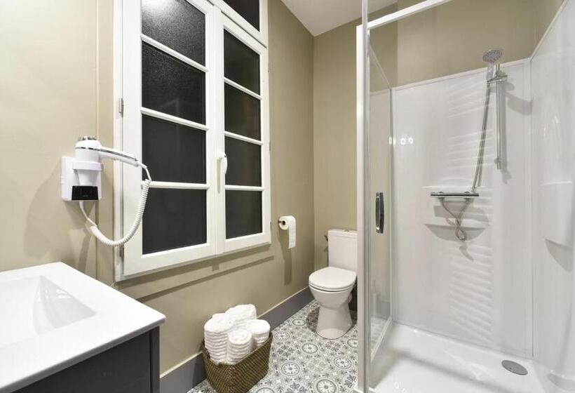 غرفة قياسية, La Cour Des Grands