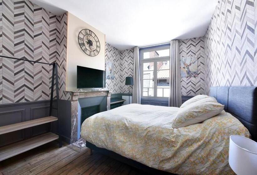 غرفة قياسية, La Cour Des Grands