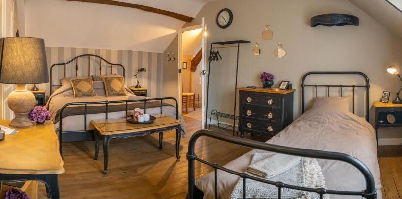 Стандартный внешний трехместный номер с ванной комнатой, Entre Loire Et Sologne Maison D Hôtes