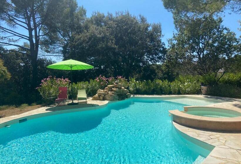 プールの見えるスタンダードトリプルルーム, Santolines En Provence