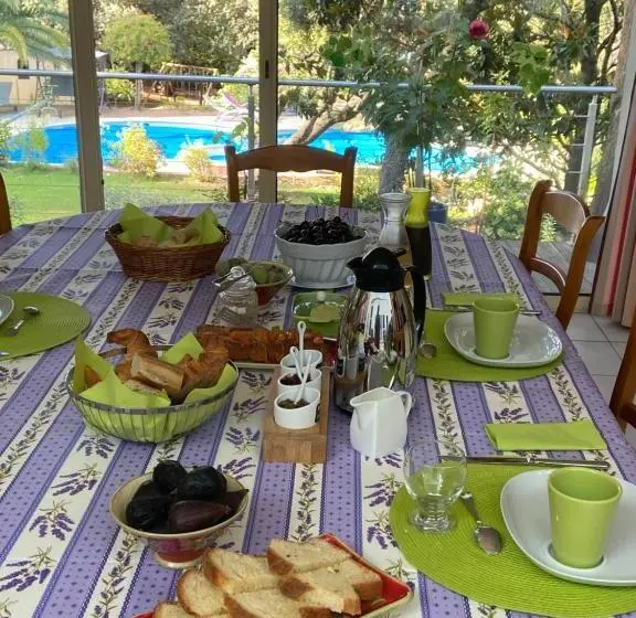 プールの見えるスタンダードトリプルルーム, Santolines En Provence