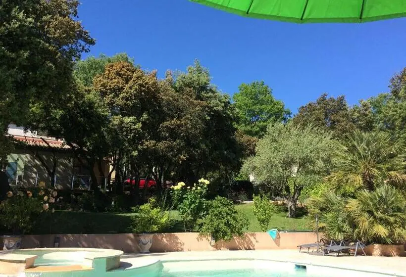 スタンダードトリプルルーム, Santolines En Provence