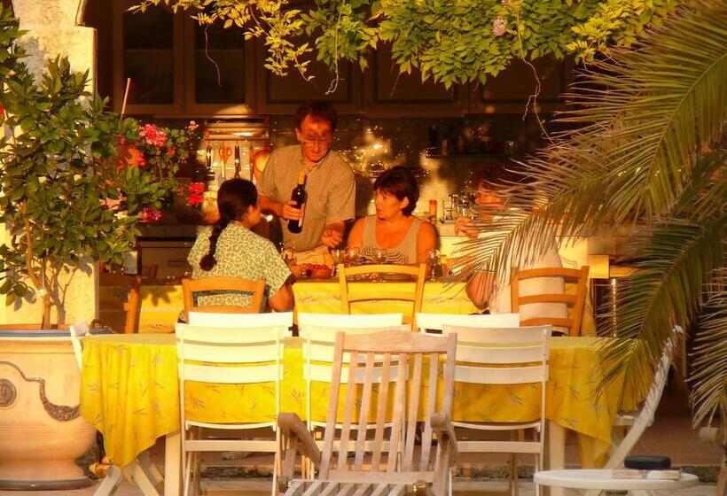 Трехместный Номер Стандарт Вид на Бассейн, Santolines En Provence