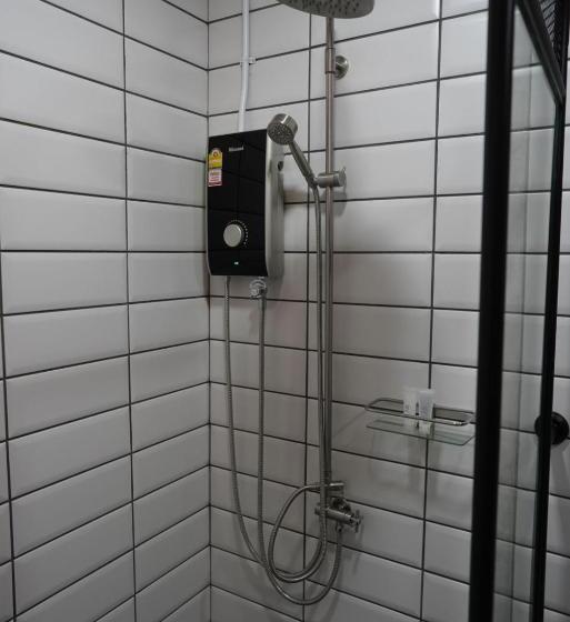 高级家庭房间, The Wood