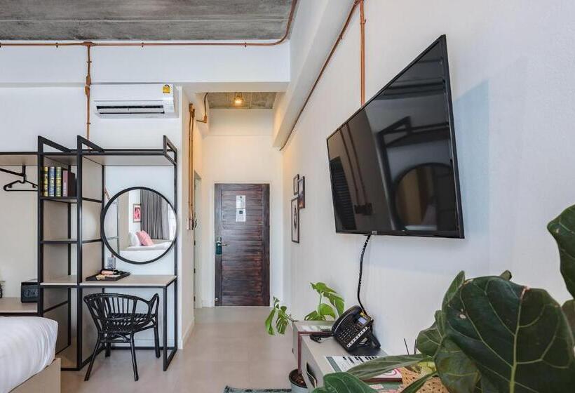 高级家庭房间, The Wood