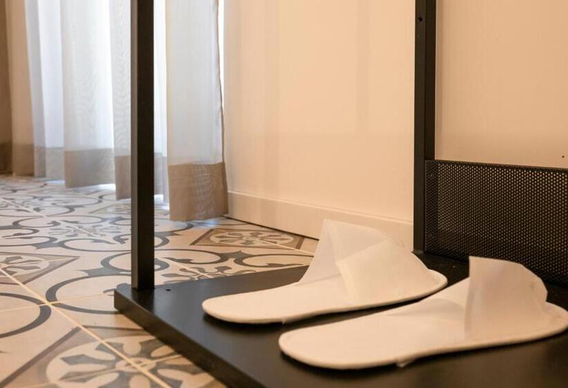 带大床的标准间, Moronero