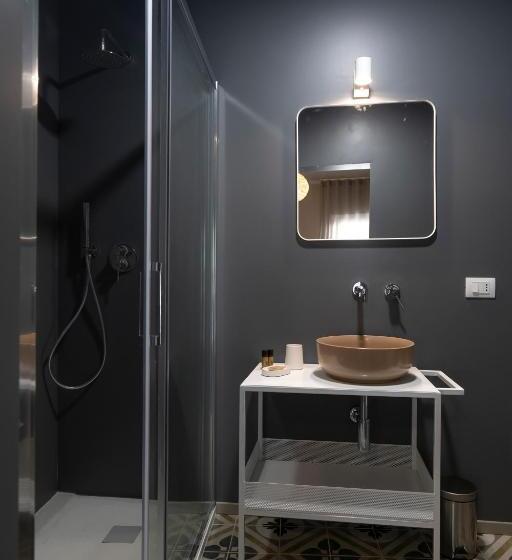 带大床的标准间, Moronero