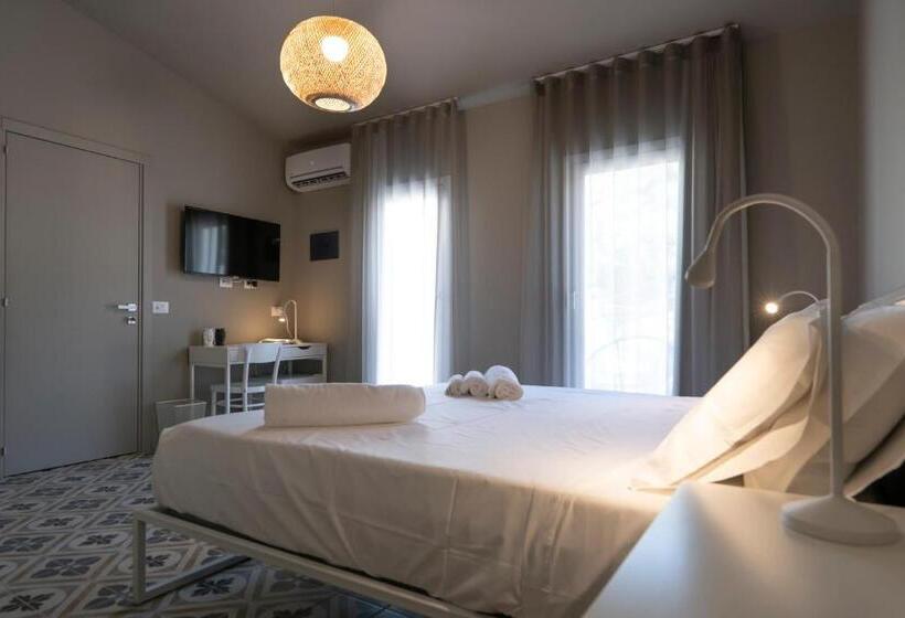 带大床的标准间, Moronero