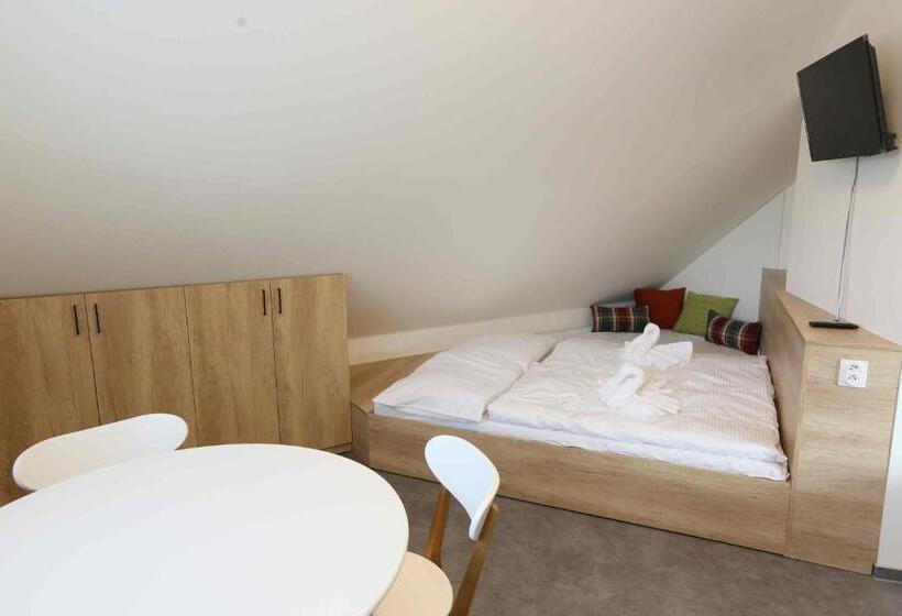 דירת חדר, Apartmány Aura