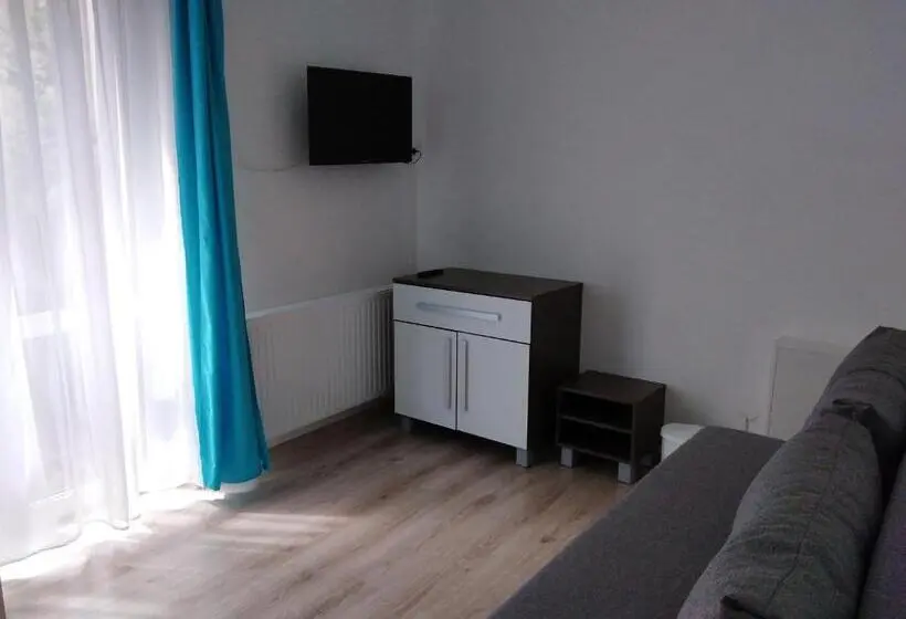 ファミリールーム, Diana Panzió
