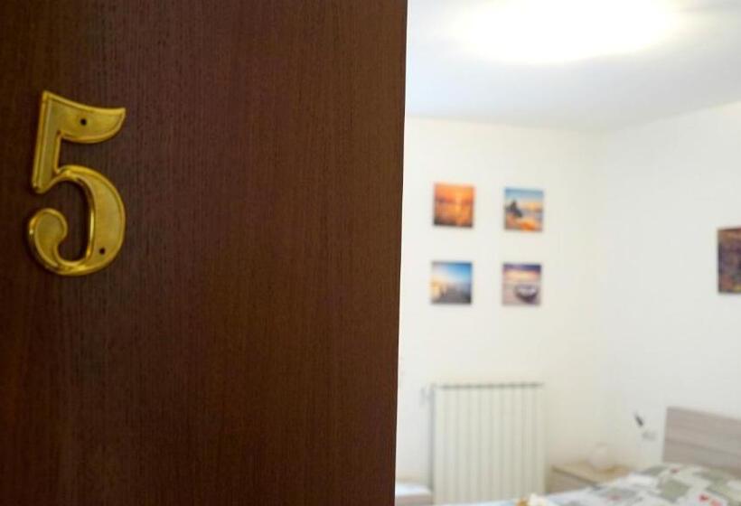 Quarto Estandar com Sacada, La Lanterna Sul Comò