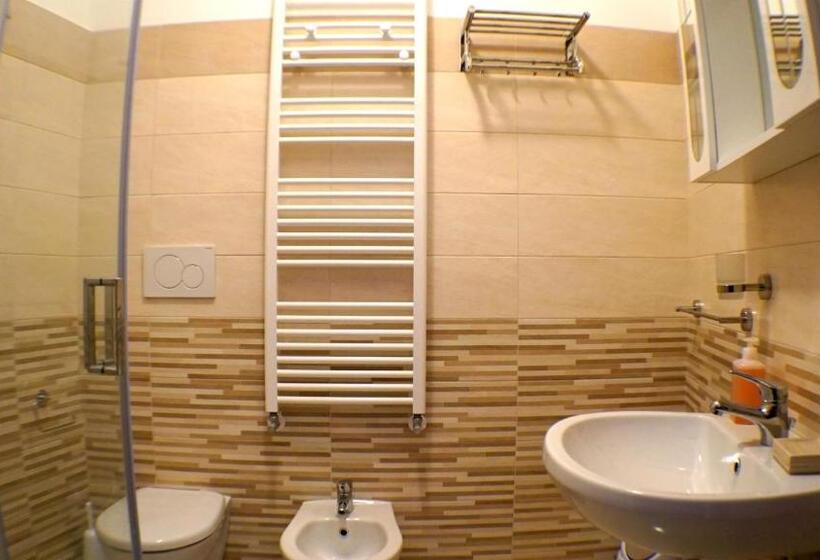 Quarto Triplo Estandar com Sacada, La Lanterna Sul Comò
