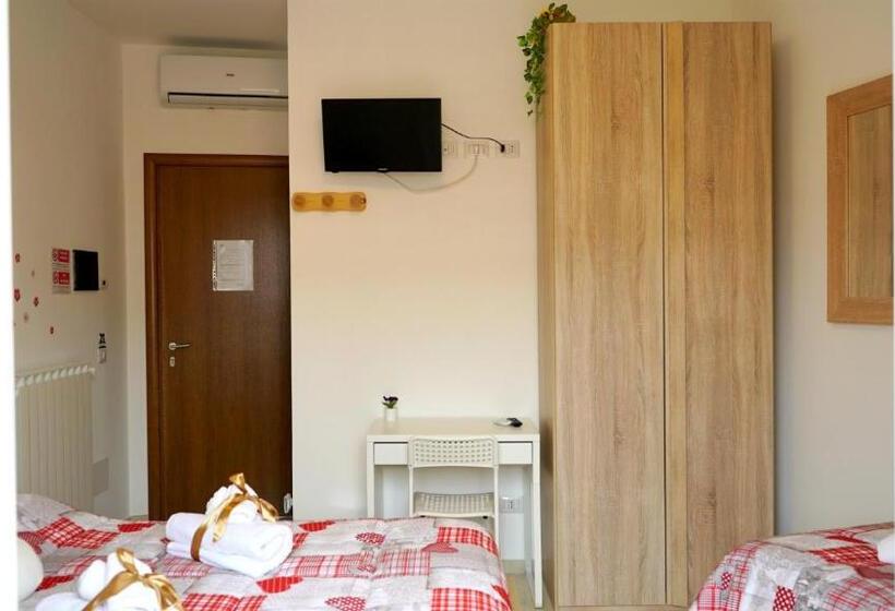 Pokój Trzyosobowy Standard z Balkonem, La Lanterna Sul Comò