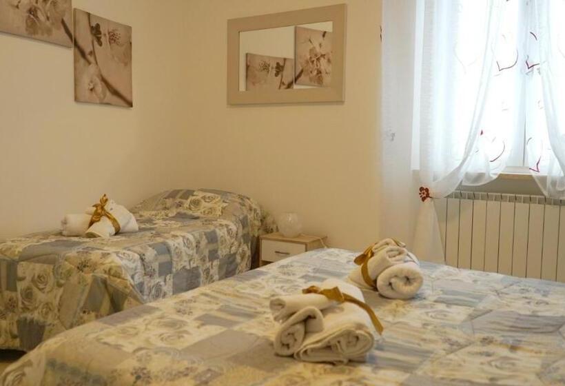 Quarto Triplo Estandar, La Lanterna Sul Comò