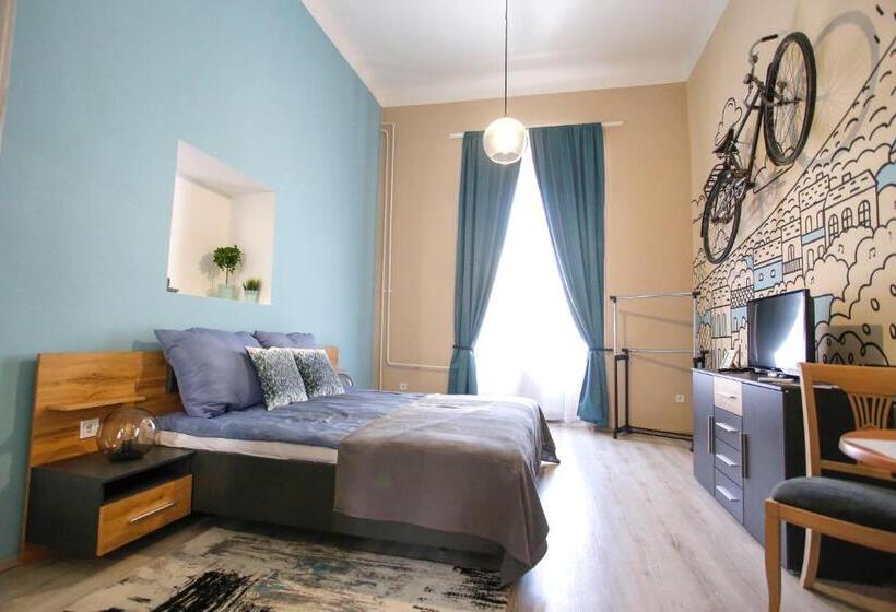 استودیوی استاندارد, Uránia Apartmanház