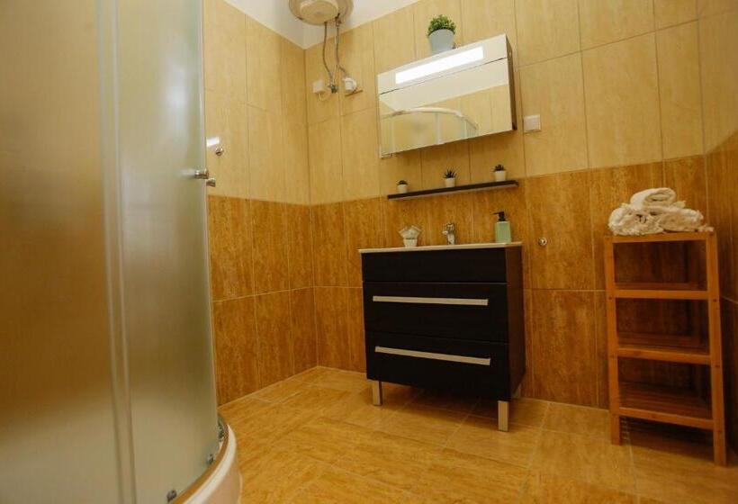 استودیوی استاندارد, Uránia Apartmanház