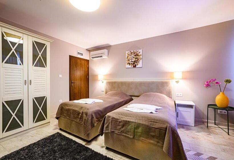 디럭스 룸, Antique Boutique