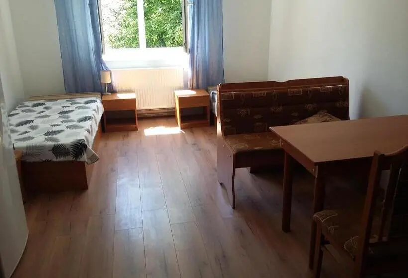 エコノミー4人部屋, Penzion Smrekovica
