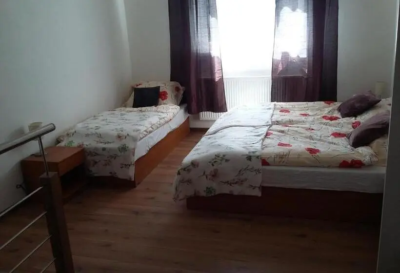 エコノミー4人部屋, Penzion Smrekovica