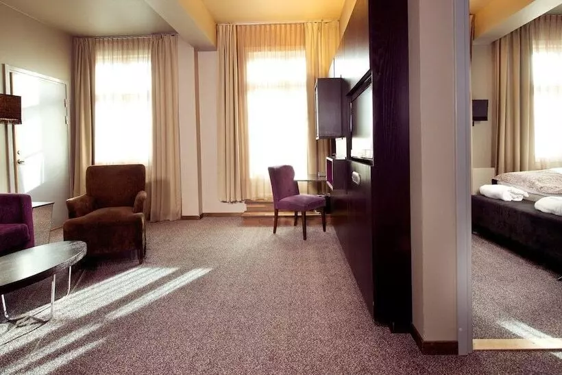 اتاق لوکس, Home Hotel Folketeateret