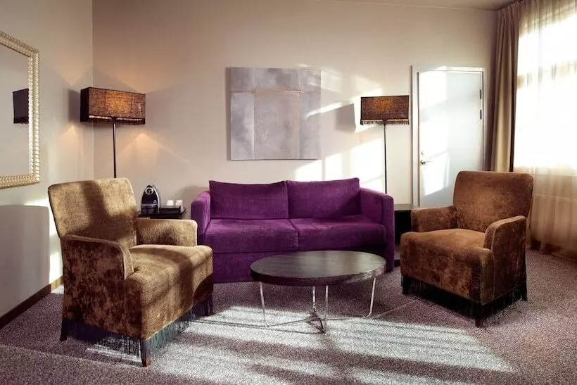 اتاق لوکس, Home Hotel Folketeateret
