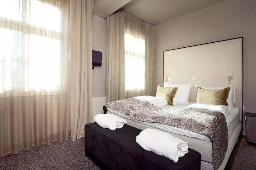 اتاق لوکس, Home Hotel Folketeateret