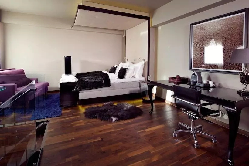 سوییت, Home Hotel Folketeateret