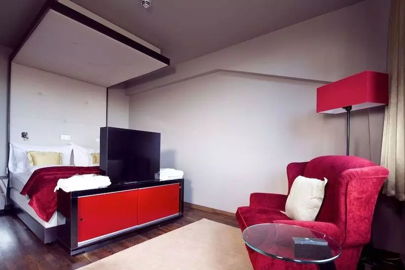 سوییت, Home Hotel Folketeateret