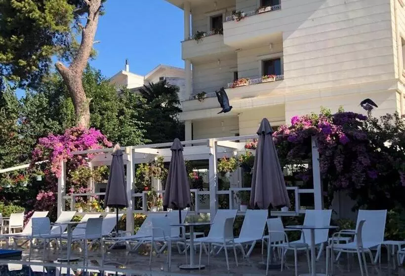 اتاق لوکس با بالکن, Ascot Hotel Büyükada
