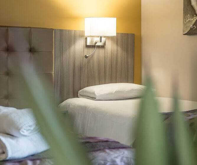 스탠다드 트리플 룸, Brit Hotel Confort Foix