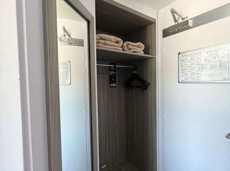 스탠다드 트리플 룸, Brit Hotel Confort Foix