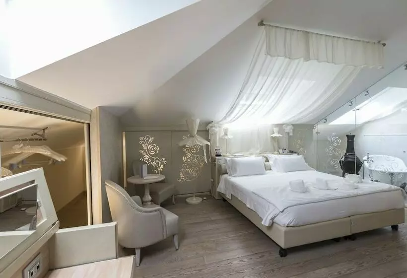 Suite, Château Monfort   Relais & Châteaux