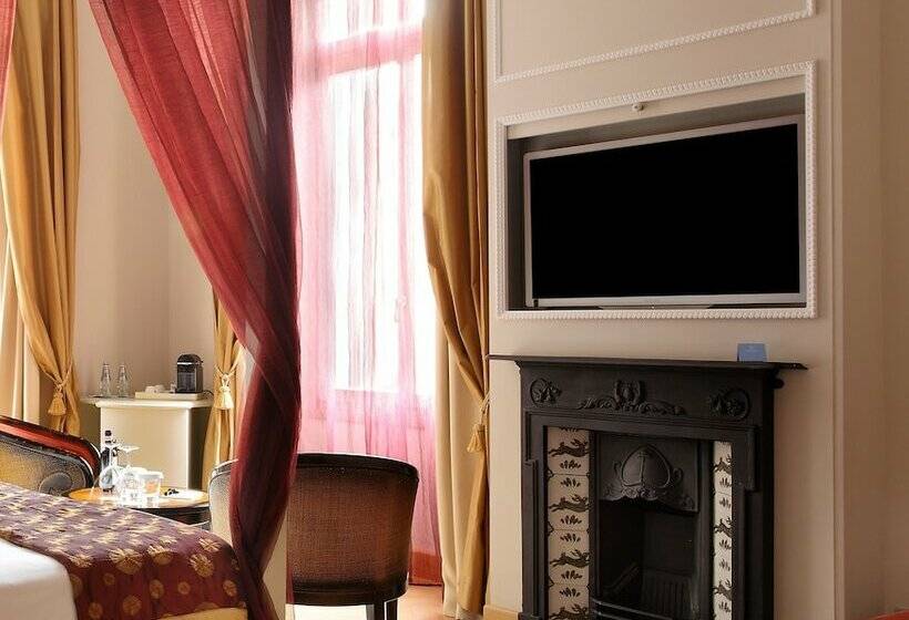 اتاق لوکس سه تخته, Château Monfort Relais & Châteaux