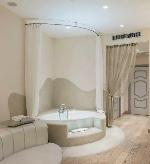 Suite, Château Monfort   Relais & Châteaux