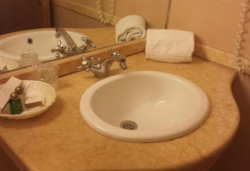 베이직 3인 룸, Due Colonne