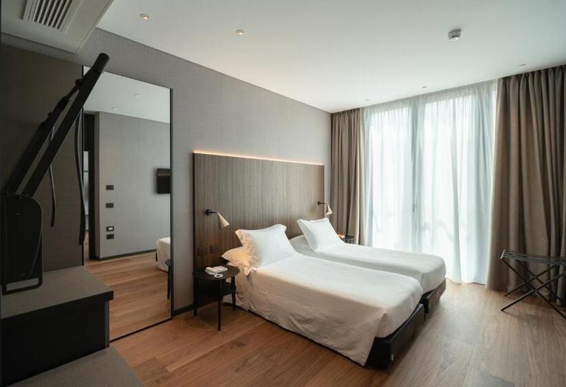 سوییت جونیور لوکس, Duparc Contemporary Suites