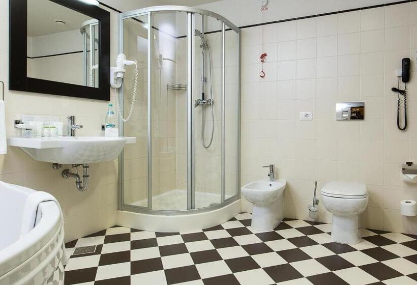 سوییت جونیور, Europa Royale Bucharest