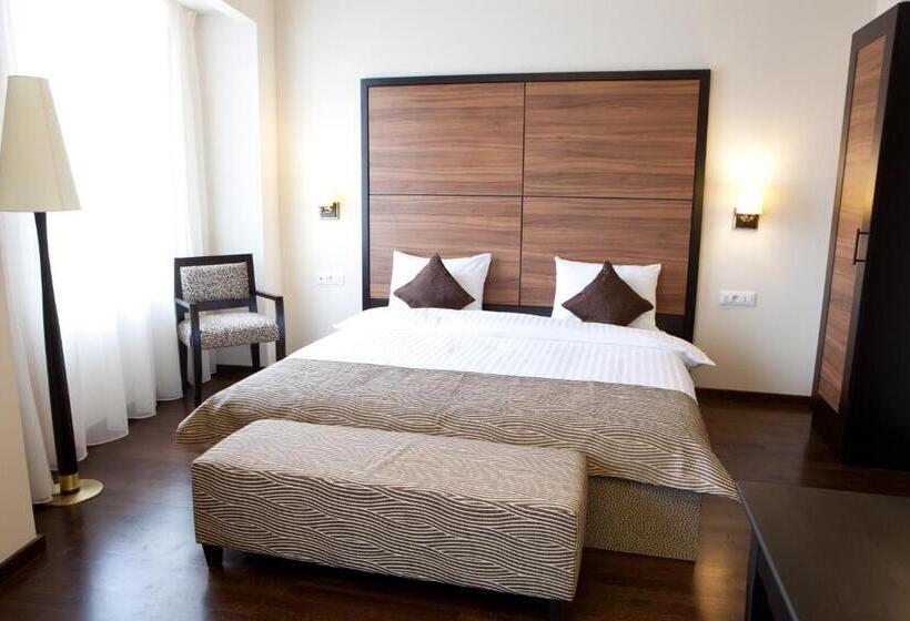 سوییت جونیور, Europa Royale Bucharest