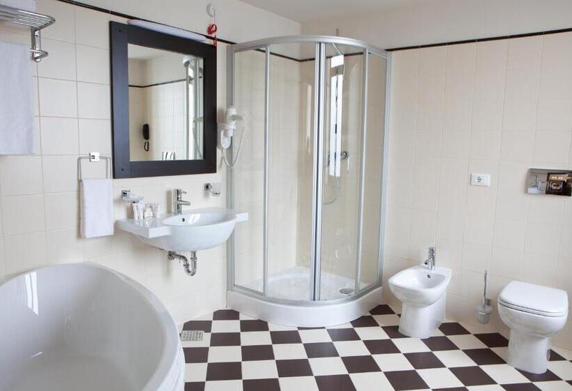 سوییت جونیور, Europa Royale Bucharest