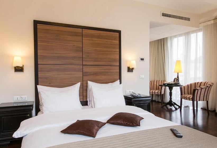 سوییت, Europa Royale Bucharest