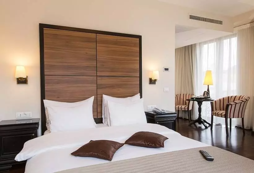 سوییت, Europa Royale Bucharest
