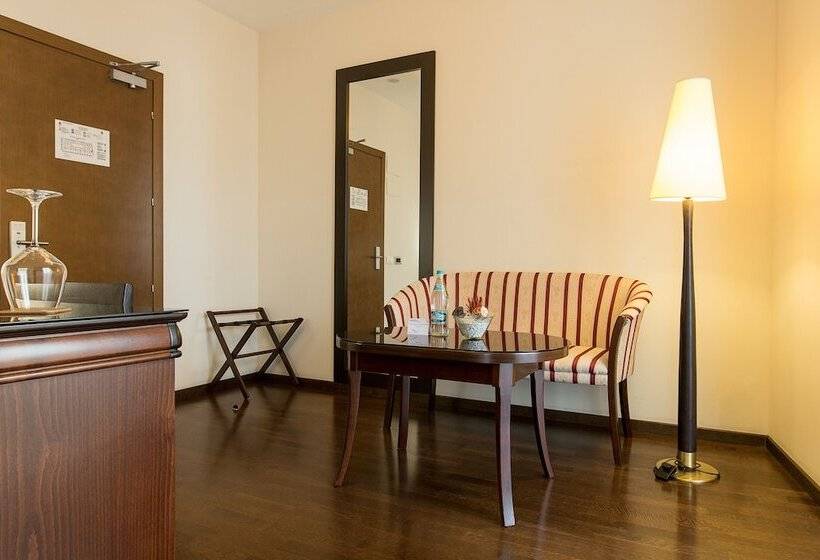 سوییت, Europa Royale Bucharest