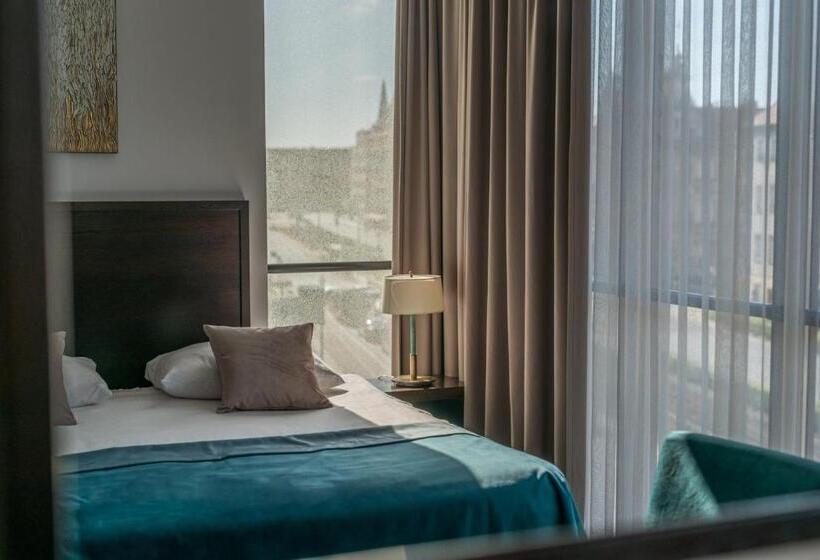 三人经典房间, Europeum